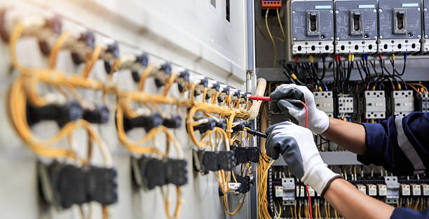 Professional Electrician technician working in Richmond Heights, FL